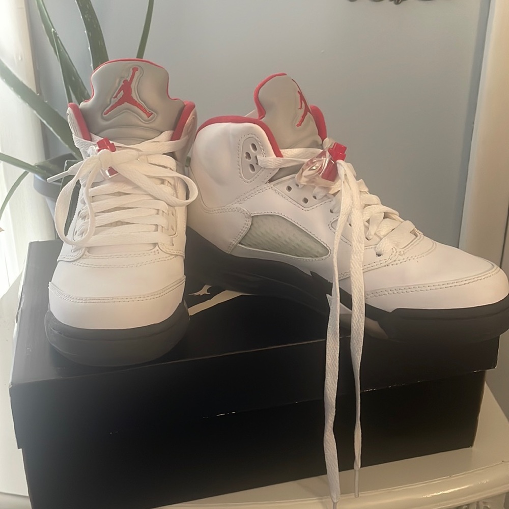 Air Jordan 5 Retro (GS). White and red. 5Y